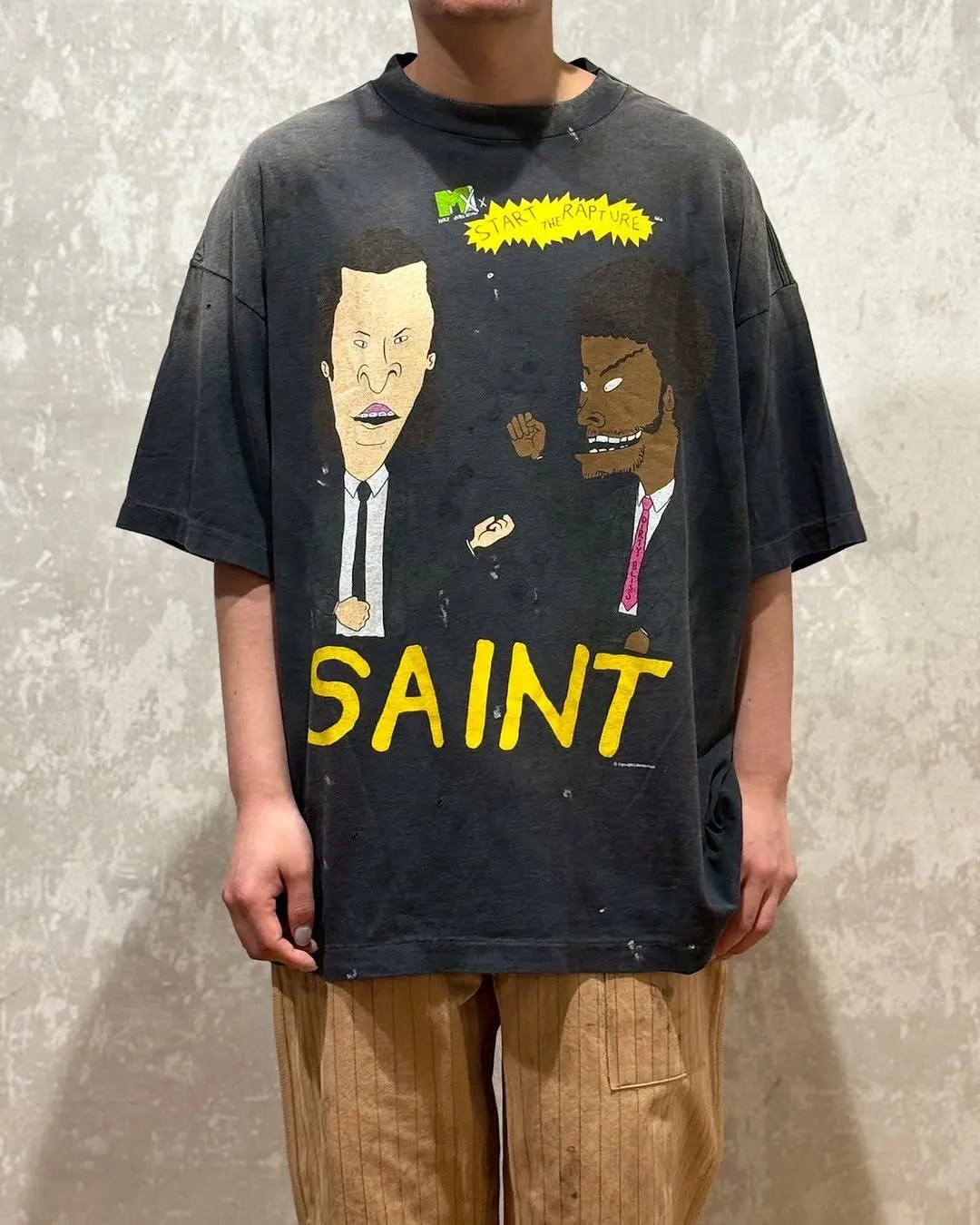 SAINT Mxxxxxx RAPTURE SS TEE/BLK Beavis and Butt-Head anime character TEE. Washed black S-XL. The print is from the characters of the American classic animation "Beavis and Butt-Head". It also pays tribute to the two classic killer characters in "Pulp Fiction". It is very witty and humorous. The whole garment is washed again.